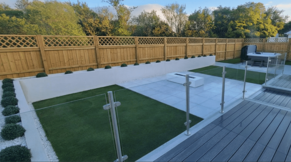 Close-Board with Diamond Lattice Trellis Topper